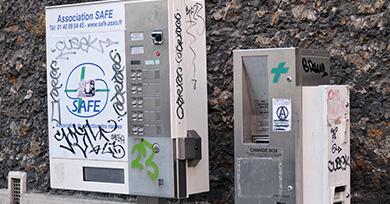 Distributeur de seringues dans le quartier de la gare du Nord à Paris